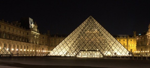 LED-Lampen beleuchten die Louvre-Pyramide